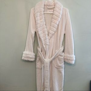 Carole Hockman plush wrap ivory robe with belt and accent front pockets